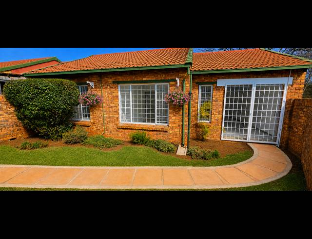 2 BEDROOM TOWNHOUSE FOR SALE IN DIE HOEWES
